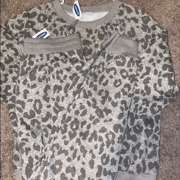 Old Navy Sweaters - Old Navy "cheetah print" Sweatsuit